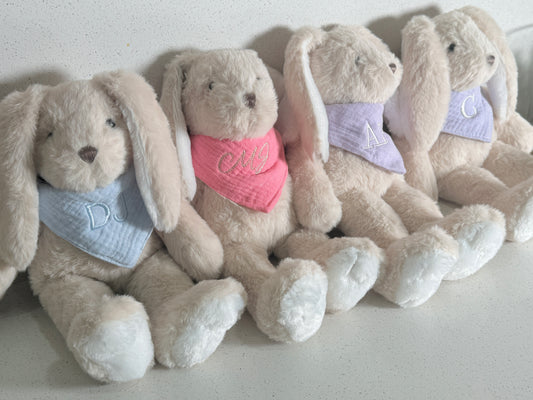 Peluche de conejo personalizado con babero de muselina